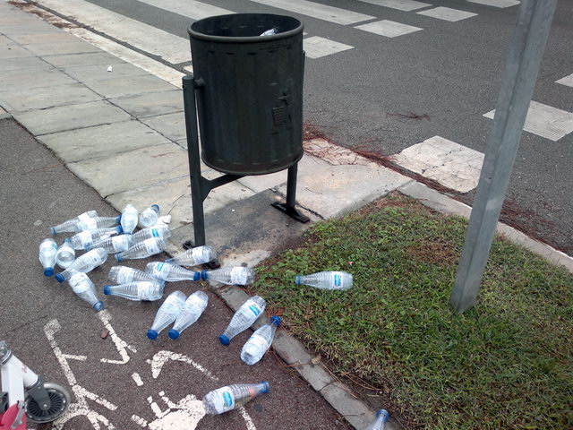 La avenida del mar de Gav� Mar llena de botellas de pl�stico despu�s del paso de la Marat�n del Mediterr�neo (23 Octubre de 2011)